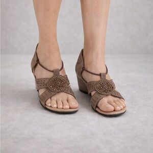 Earth Spirit Brown Sandals with Strappy Design and Floral Detail